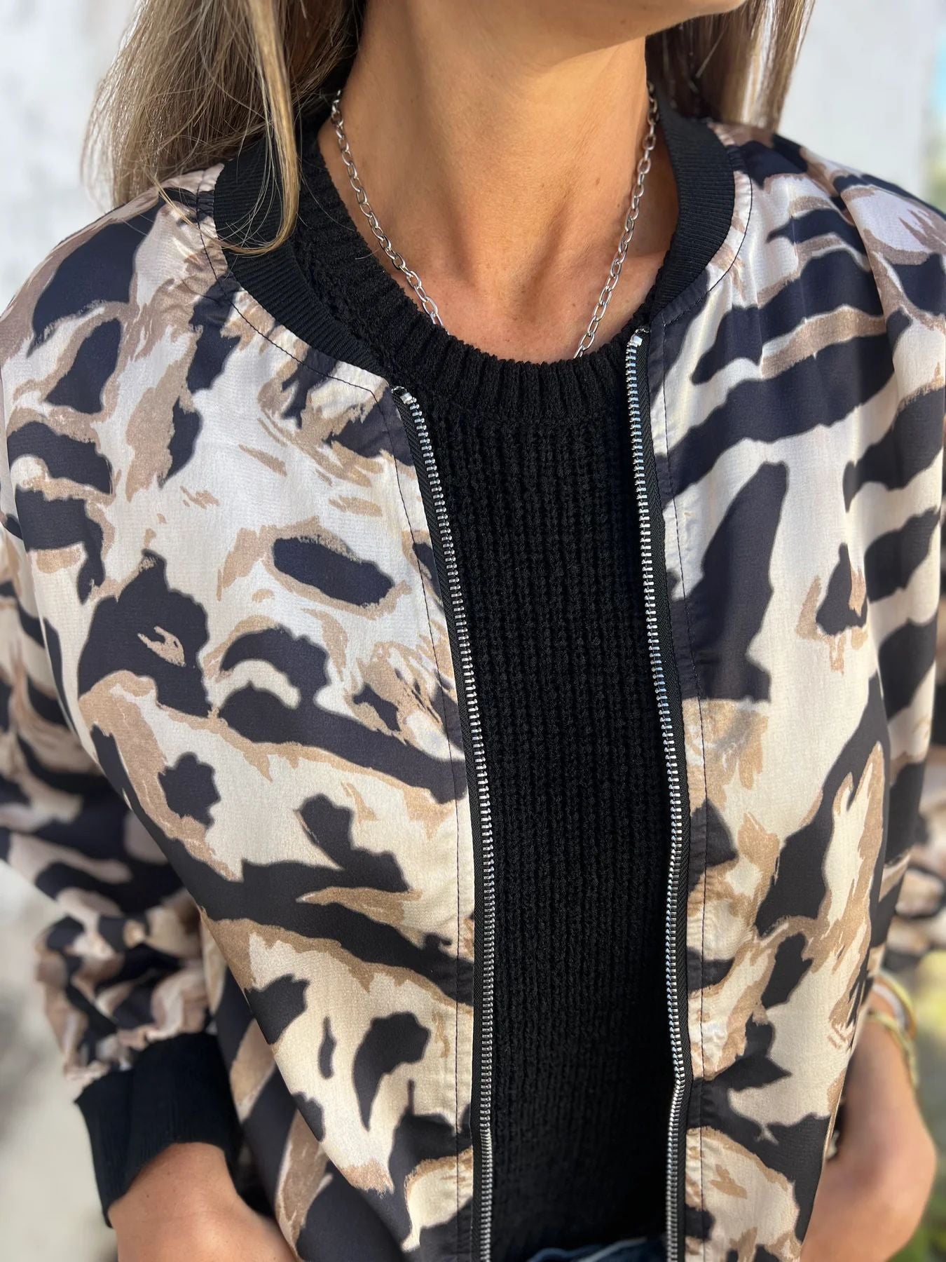 Reva | Trendy bomberjack met zebraprint