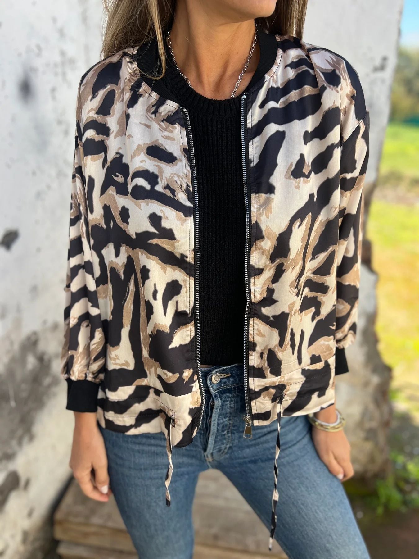 Reva | Trendy bomberjack met zebraprint