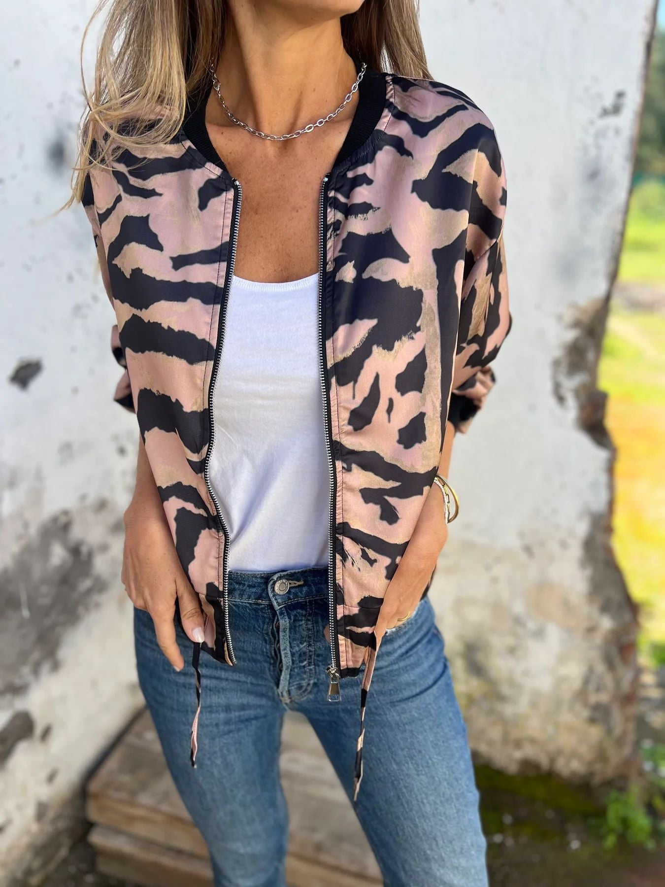 Reva | Trendy bomberjack met zebraprint