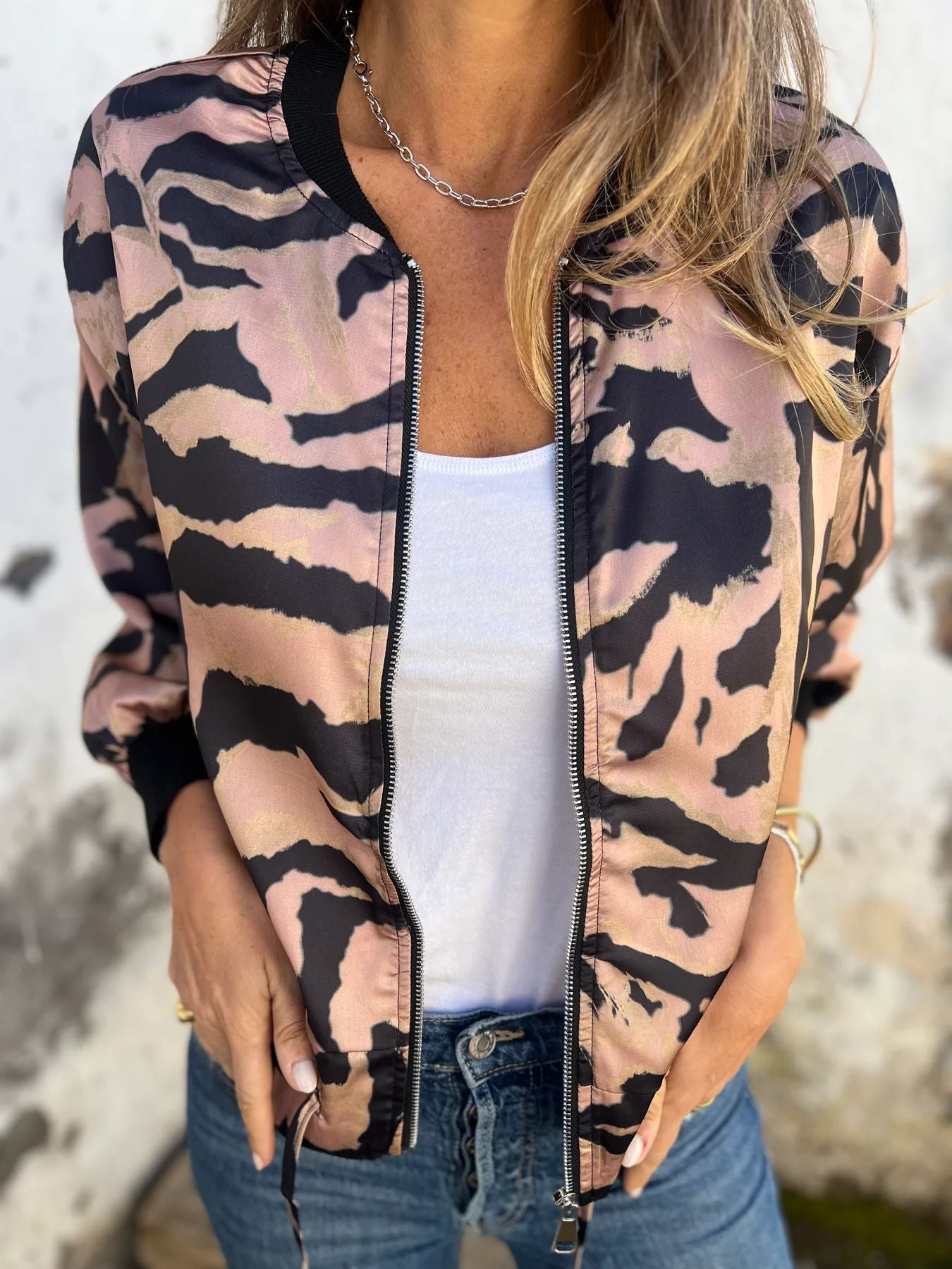 Reva | Trendy bomberjack met zebraprint