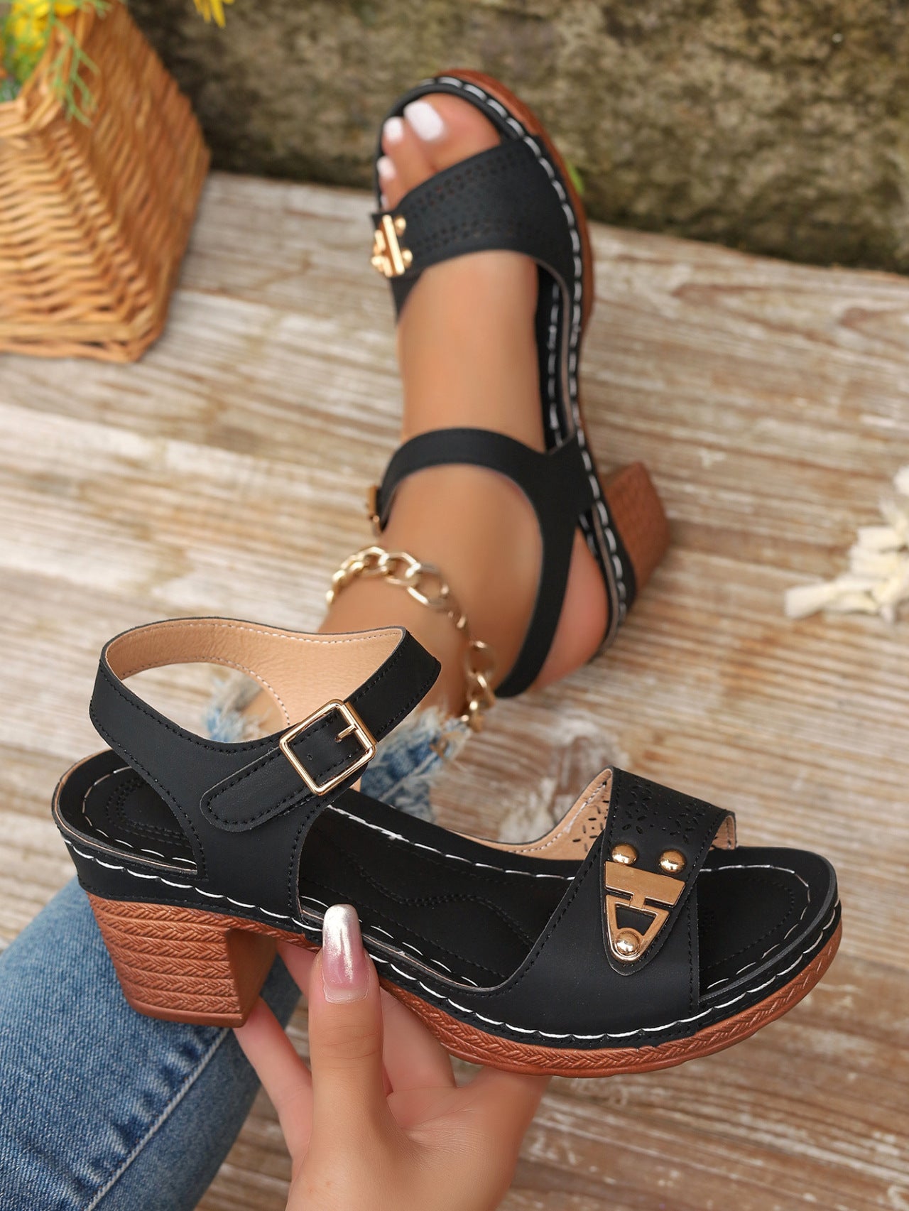 Fay | Zomersandalen met blokhak en gespdetail