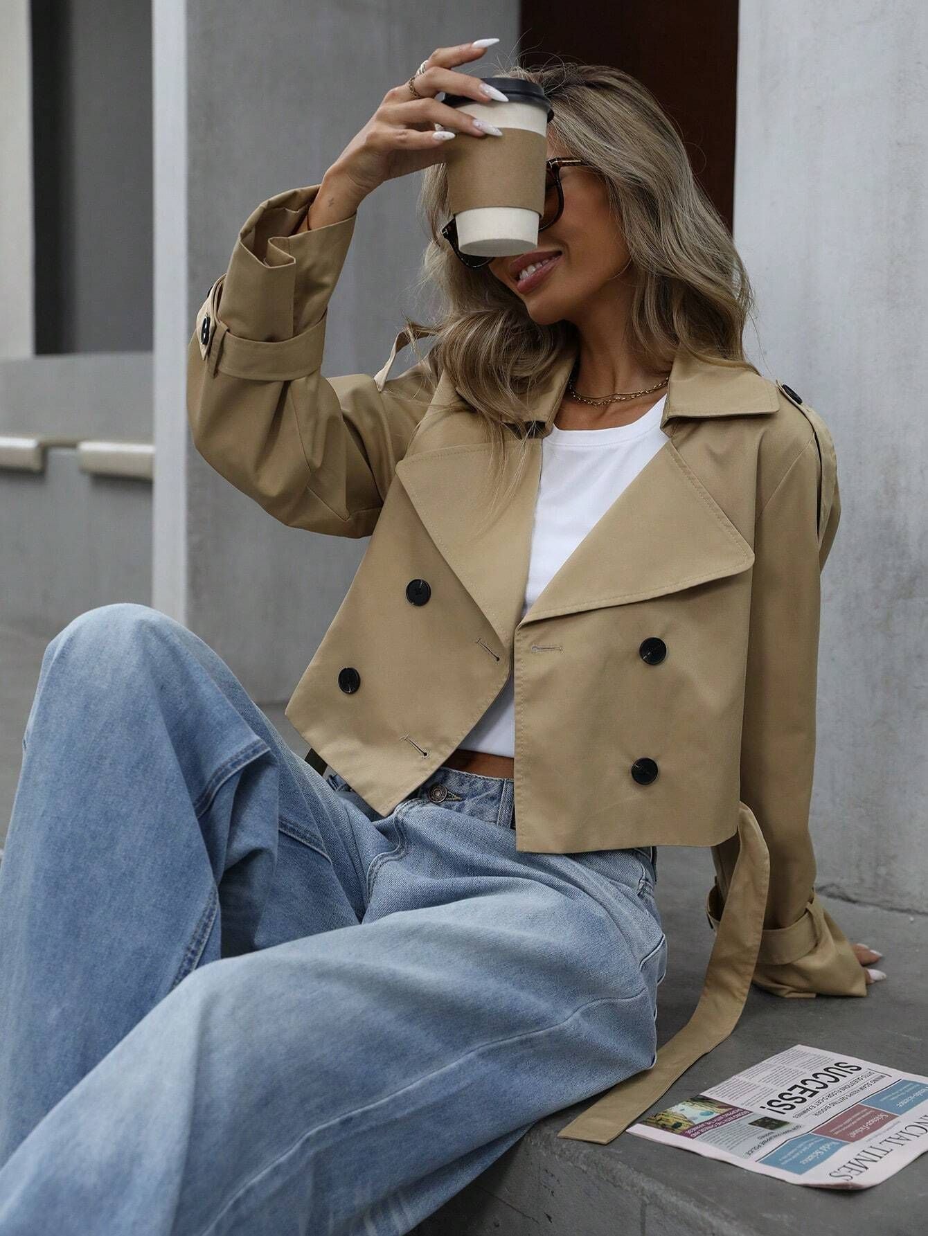 Cleo | Cropped trenchcoat met city attitude
