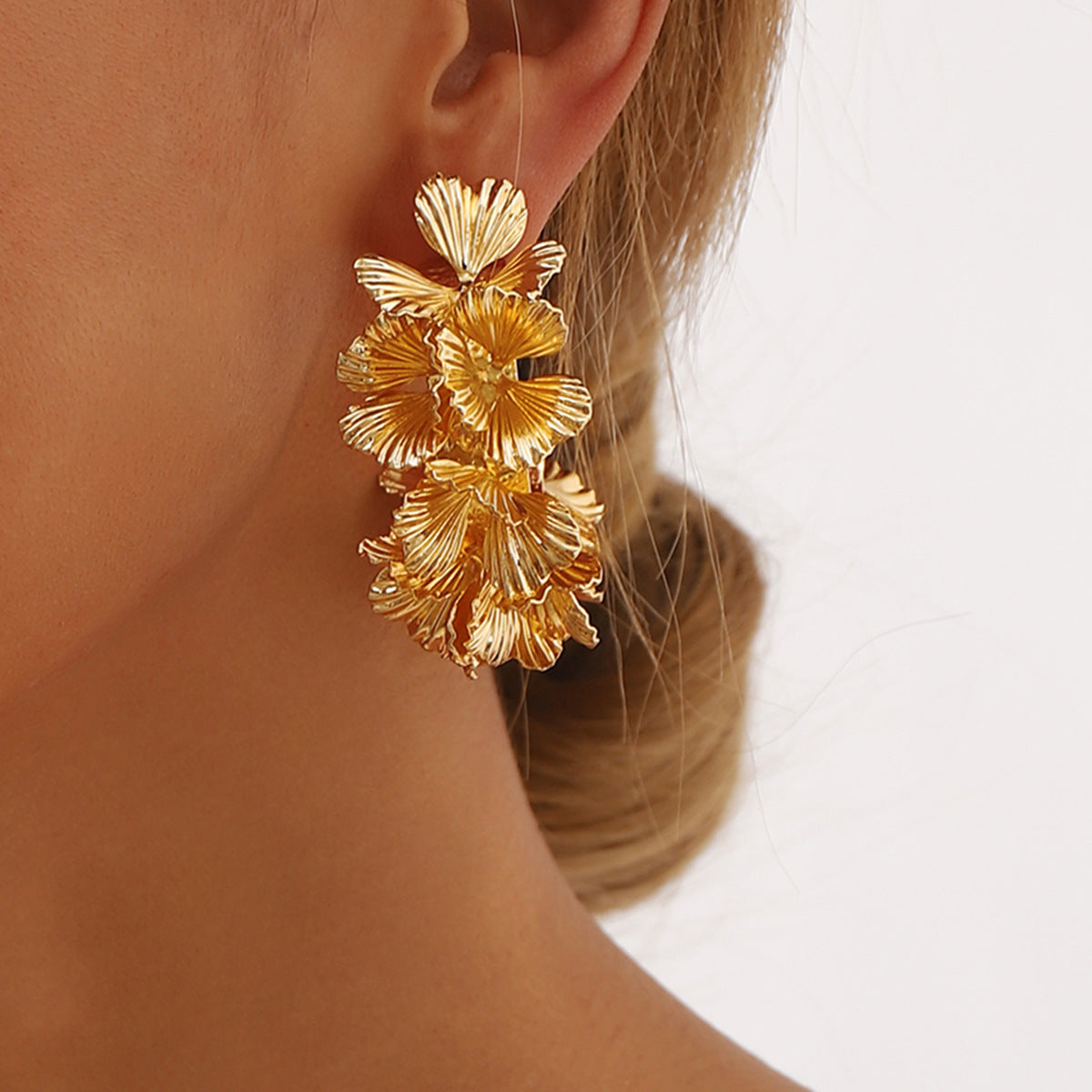 Dara | C-vormige oorbellen met bloemenmotief