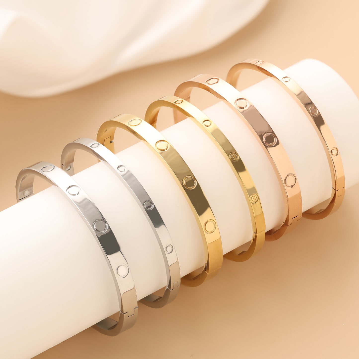 Minea | Love Bracelet