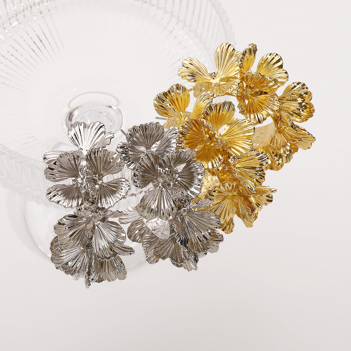 Dara | Boucles d’oreilles en C motif floral