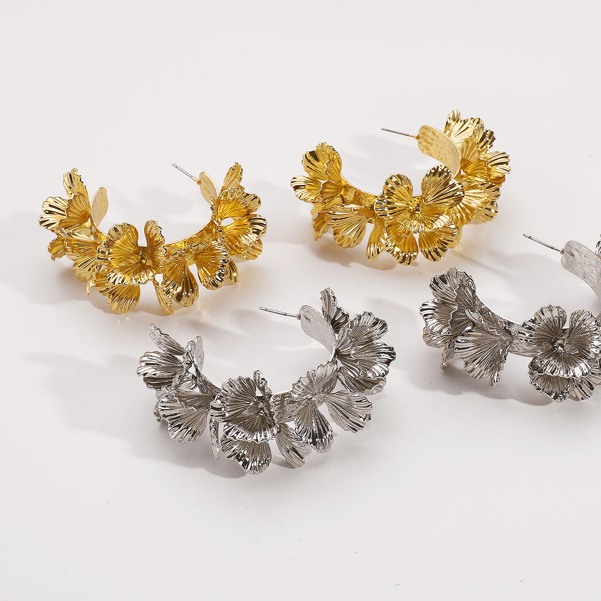 Dara | Boucles d’oreilles en C motif floral