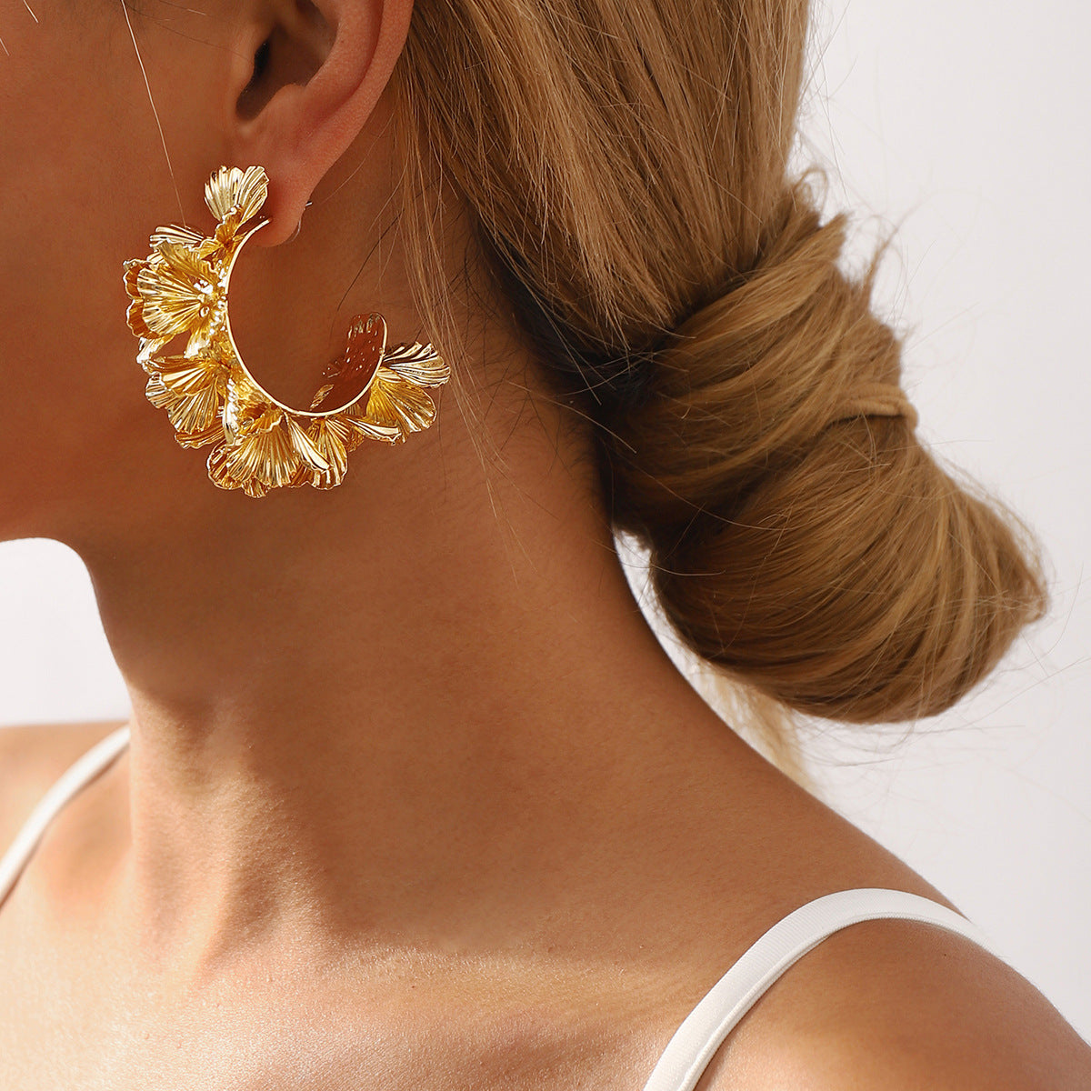 Dara | Boucles d’oreilles en C motif floral